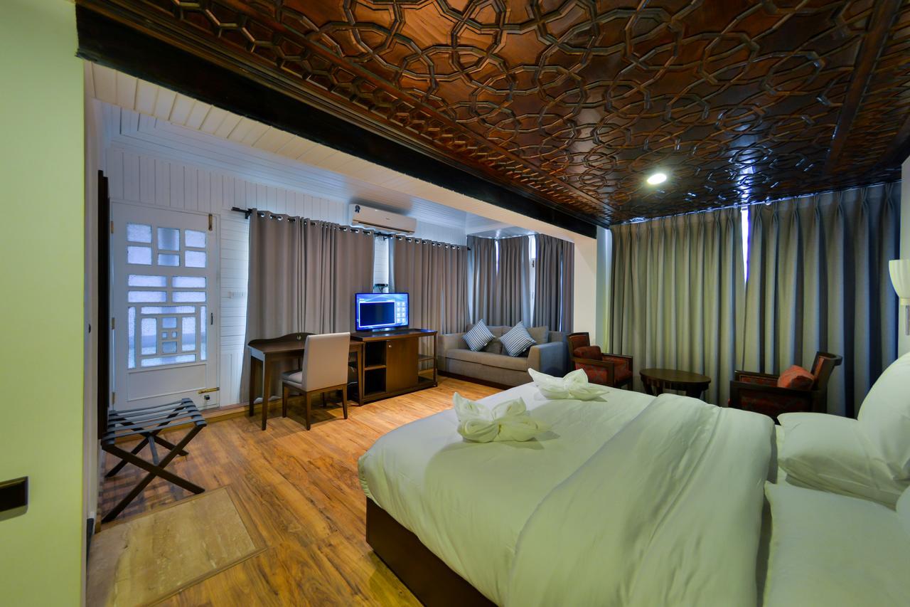 Hotel Metropolis Srīnagar Kültér fotó
