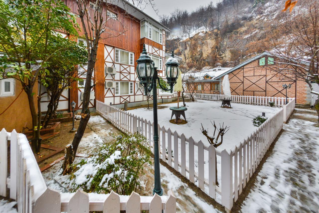 Hotel Metropolis Srīnagar Kültér fotó